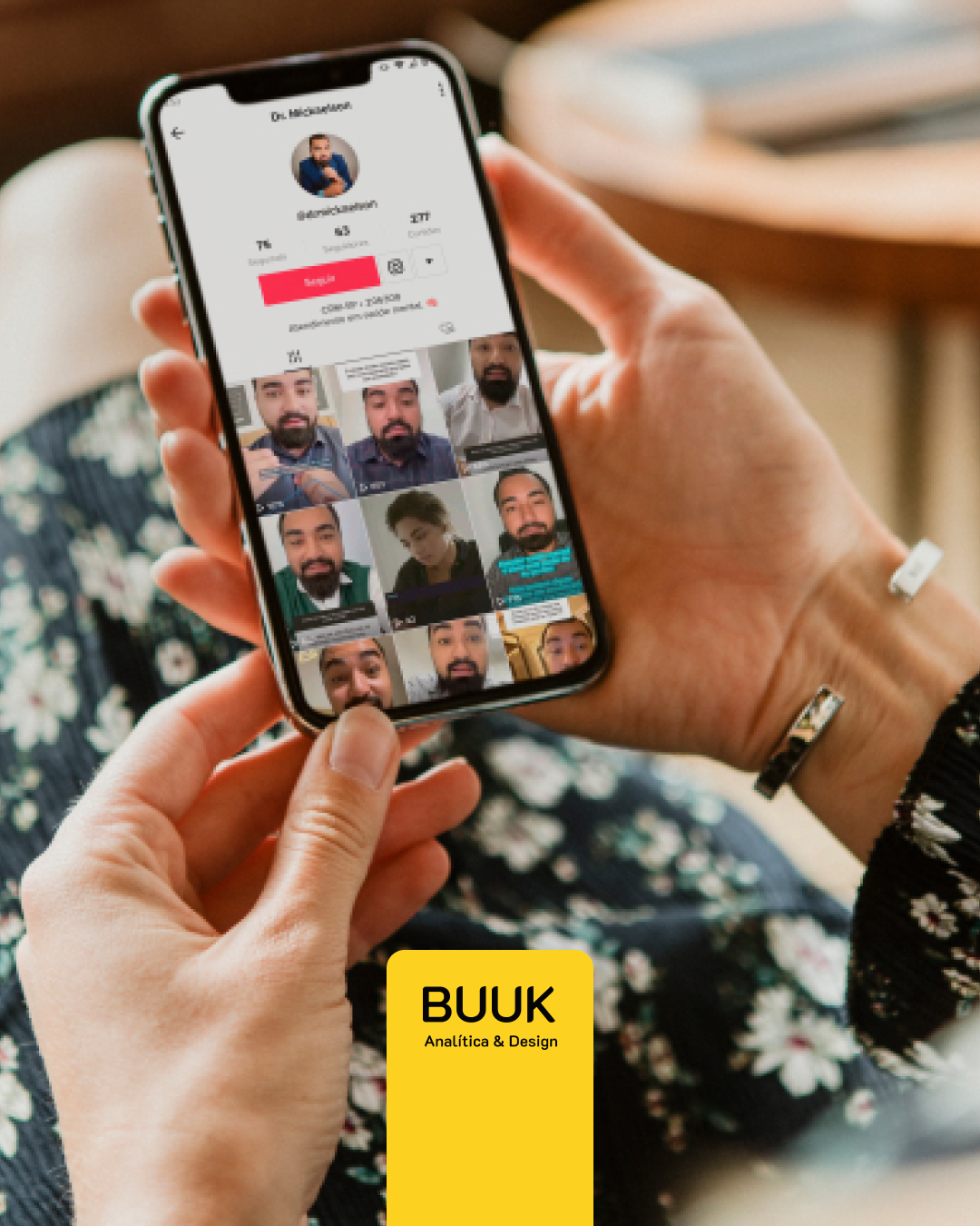 Pessoa segurando o celular na mão e com o perfil do instagram do Drmickaelson aberta